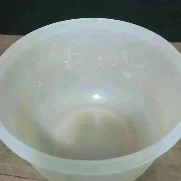 Tupperware 1701 and  1700 lids both 1702, sheer bowl with peach lids - Picture 7 of 8